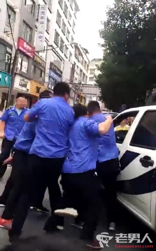城管围殴男子被拘 涉事城管均被行政拘留