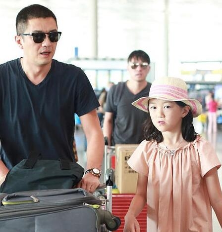 >李亚鹏带女儿现身机场 发生诡异一幕太尴尬了