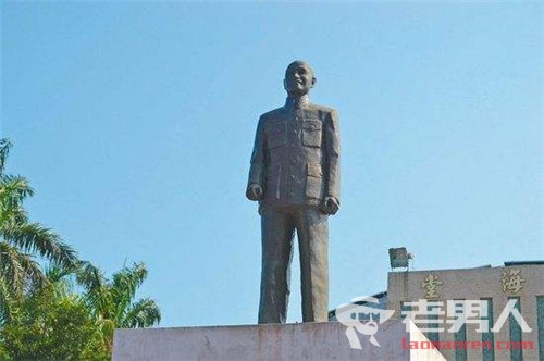 台南市蒋介石铜像晚间被拆除 被质疑偷摸拆掉