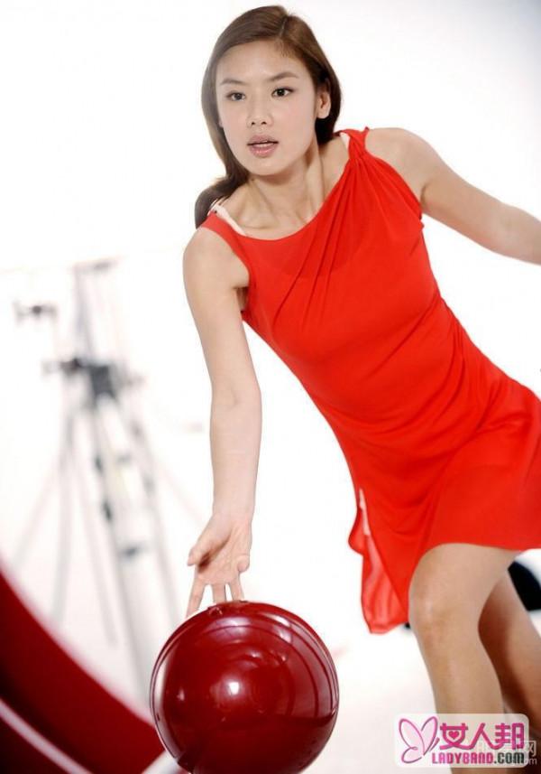 乐基儿保龄球运动写真 红裙出镜性感活力