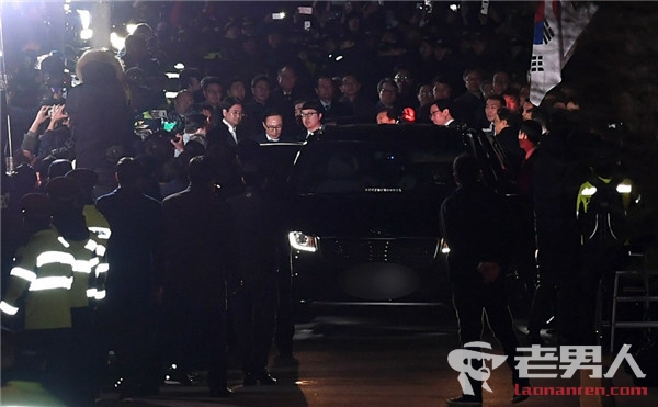 >韩前总统李明博涉嫌受被捕 反对者往车上砸鸡蛋