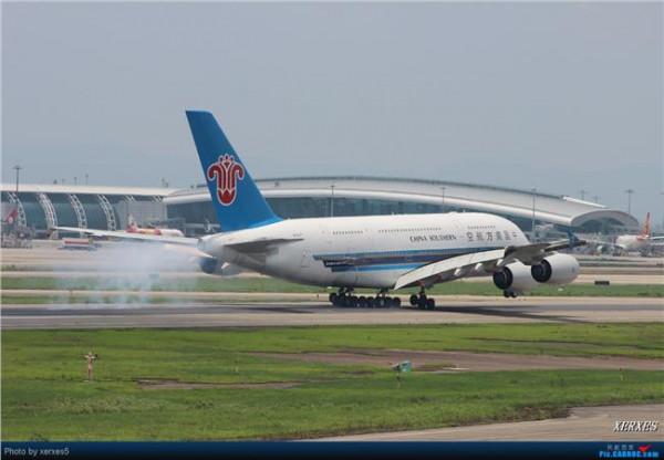 >南航空姐李渊博 南航空姐空少竟然在广州白云机场当众玩这个!