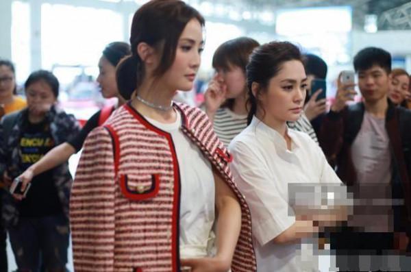 >Twins机场合体，蔡卓妍红色夹克搭白色阔腿裤抢镜，网友：太美了