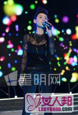 张柏芝演唱会当众脱衣 性感蕾丝装秀身材引轰动