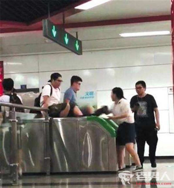 乘客集体跳闸逃票 地铁站反被指责疏导措施不到位