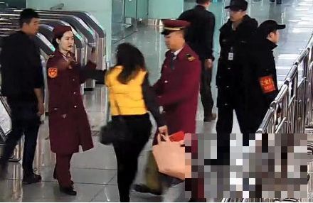 武汉一女子乘地铁拒绝安检耍泼 叫嚣“武汉北京我都有人”