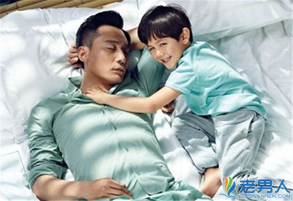 刘烨躺炕遭网友调侃：懂事儿子撑起半边天拾荒赡养瘫痪老父