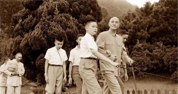 蒋介石卫立煌 蒋介石为何不让台湾独立 蒋介石为何要逃往台湾?撤到台湾多少人