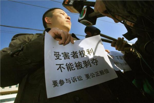 >谢亦森和王林照片 王林律师:媒体曝光王林大量照片是有目的涂黑