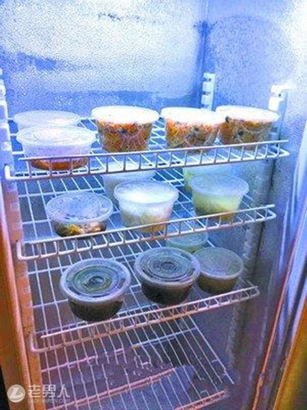 小吃店门口冰箱里食物免费自取 温暖有需要的人