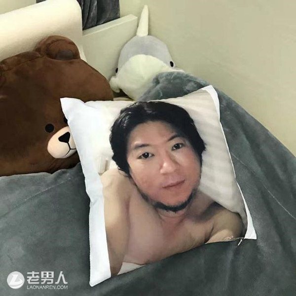 >高晓松裸照制抱枕 网友称如此丑陋的男人也值这样