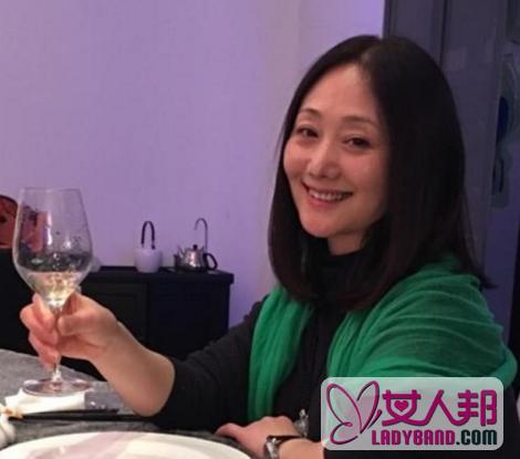 保养逆天似姐妹花 50岁令妃美照 女儿更好看