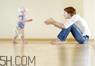 哪些因素会影响到宝宝走路呢？宝宝智力发育的高峰期在何时？