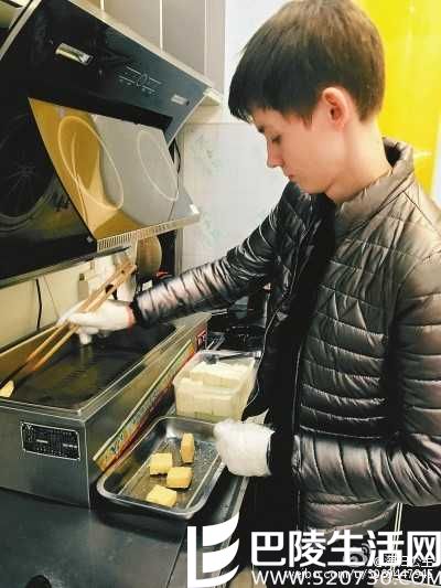 俄罗斯学生送臭豆腐向中国女孩表白