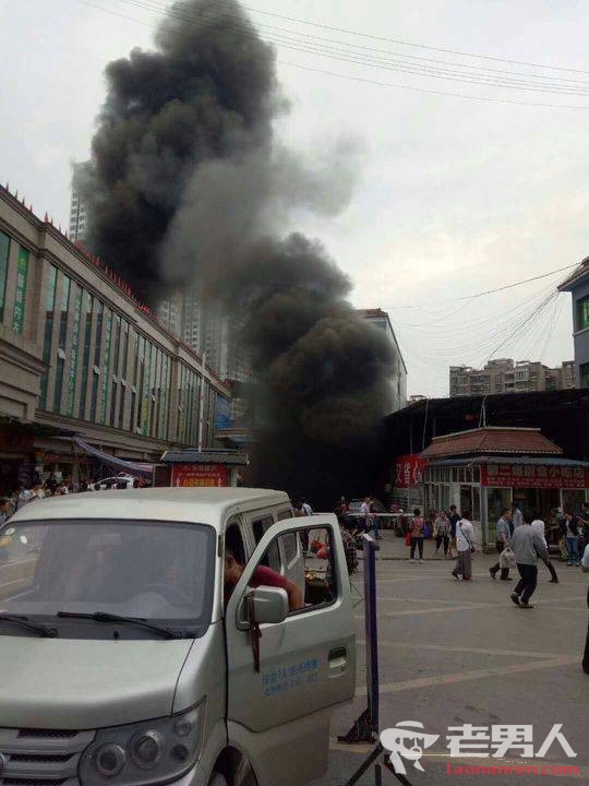 四川市场发生火灾 1名受困群众抢救无效死亡