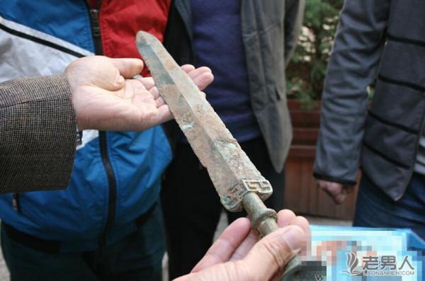 男子黏土中发现战国青铜古剑主动上交（图）