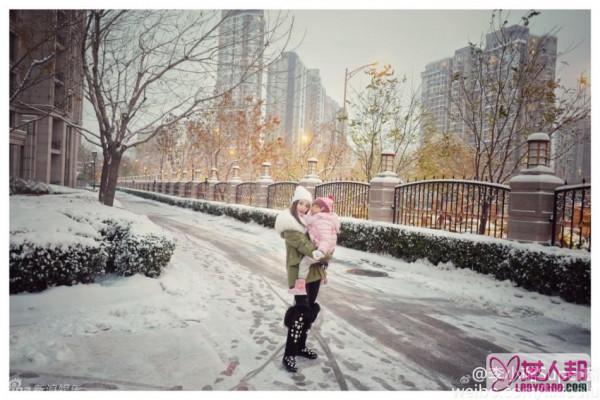 北京大雪李小璐和甜馨堆雪人 母女打扮时髦称闺蜜(图)