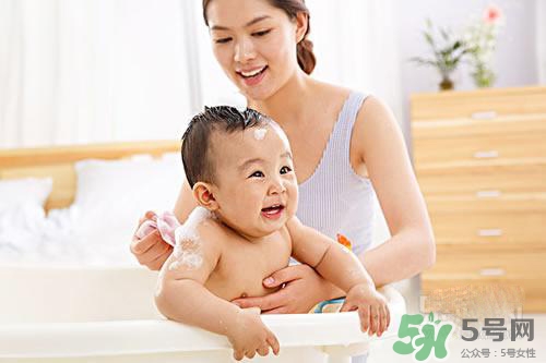 宝宝冬天多久洗一次澡？宝宝冬天洗澡水温多少度合适？