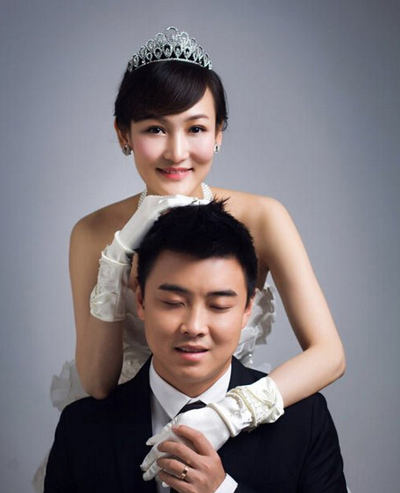 6 月29日11时28分,婚礼在王皓的家乡长春举行,老婆是总政歌舞团舞蹈