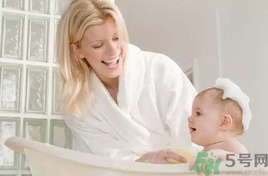 给宝宝洗澡要注意什么？夏季给宝宝洗澡最适宜的温度？
