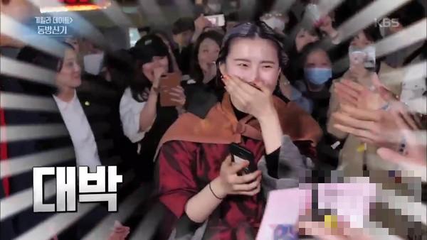 东方神起首尔大街录影：可爱的女粉丝头发染一半跑出来追星