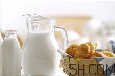 怎样喝牛奶才健康？牛奶和什么一起喝效果最好？