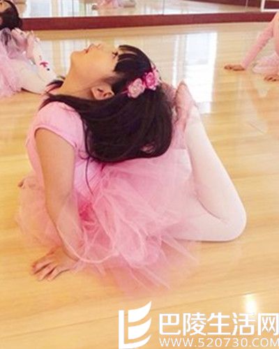 李湘晒女儿学舞蹈照姿势专业 开学收全英文奖状