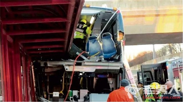 加拿大双层公交失控撞上站牌 造成至少3人死亡23人受伤