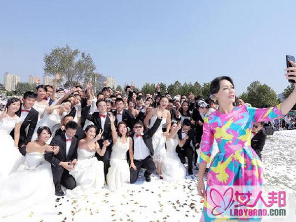刘嘉玲现身山西集体婚礼 为37对新人证婚