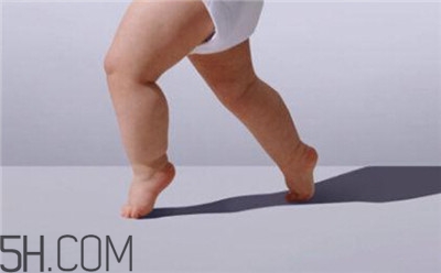 >怎样判断宝宝是否患有罗圈腿？怎样自己在家给宝宝做体检？