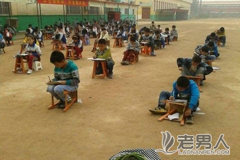 河北邯郸小学生重度雾霾天里露天蹲着考试(图)