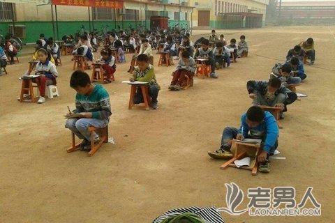 >河北邯郸小学生重度雾霾天里露天蹲着考试(图)