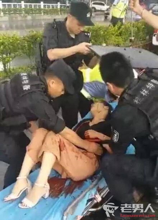 桂林街头发生血案 被害人捂着腰躺倒在血泊中（图）