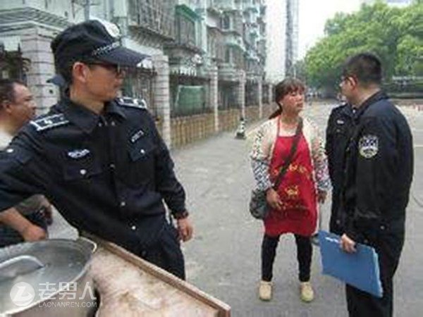 南京城管再遭暴力抗法 2人被摊贩菜刀砍伤