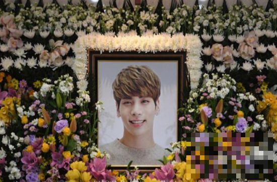 >韩国自杀男星金钟铉出殡，超500名粉丝到场痛哭崩溃