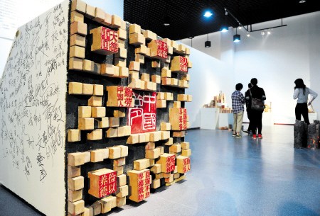 长沙师院首届大学生泥塑展50多组作品引围观(图)