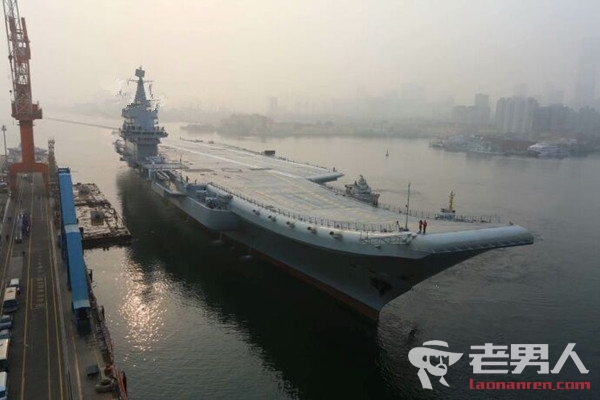 中国第一艘国产航母出港海试 场面十分壮观