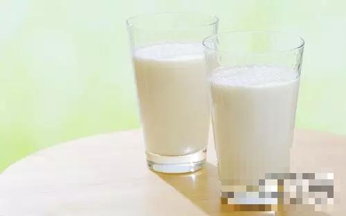 >减肥喝脱脂牛奶还是全脂牛奶 脱脂牛奶的热量是多少