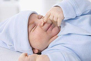 >【新生儿鼻塞】新生儿鼻塞怎么办，新生儿感冒鼻塞怎么办，鼻子不通气