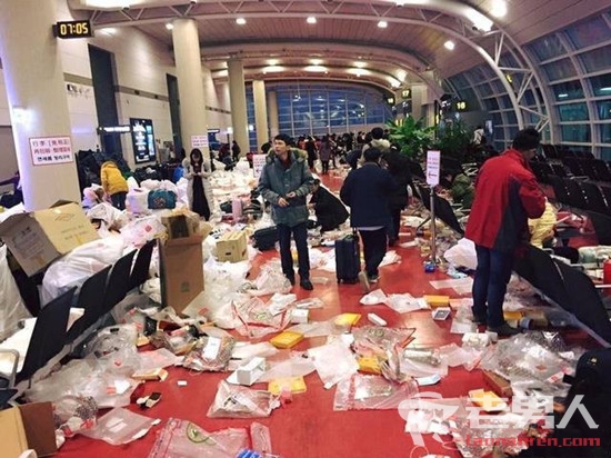 中国游客机场扔垃圾 免税品交货点变成“垃圾场”（图）