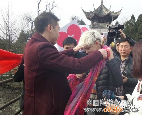 >四川:26岁乌克兰女孩扮熊猫向中国小伙求婚