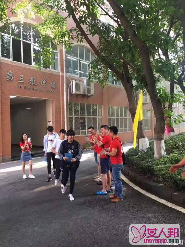 王俊凯高考老师们穿红衣送考 笑容满面似信心十足