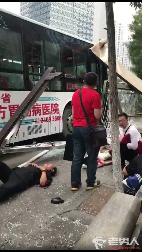 沈阳公交车冲上站台致1死9伤 现场画面曝光十分惨烈