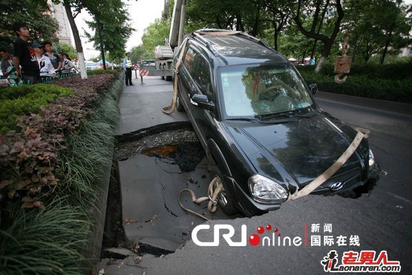 天目山路现大坑 一越野车深陷其中【图】