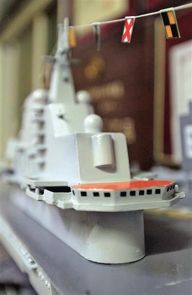 温州八旬老船工耗时百余天制作我国辽宁号航母模型