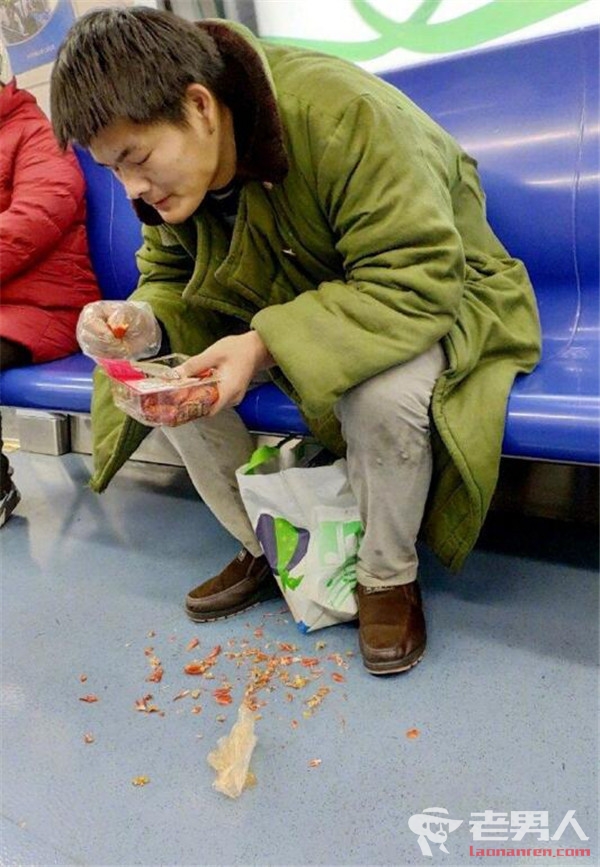 男子地铁吃小龙虾 被别人劝阻后称：警察也管不了