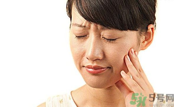 口腔溃疡症状有哪些?经常口腔溃疡是什么原因