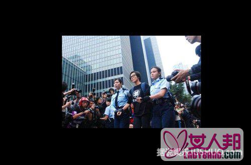 香港歌手何韵诗留守金钟阻挠警方清场被捕