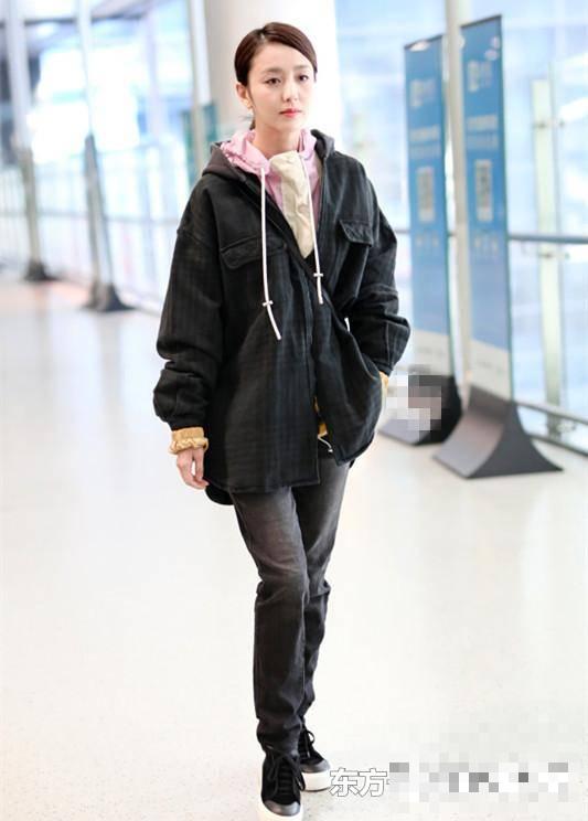 佟丽娅来机场，上身的衣服挺好看，可怎么会搭配这样的裤子？