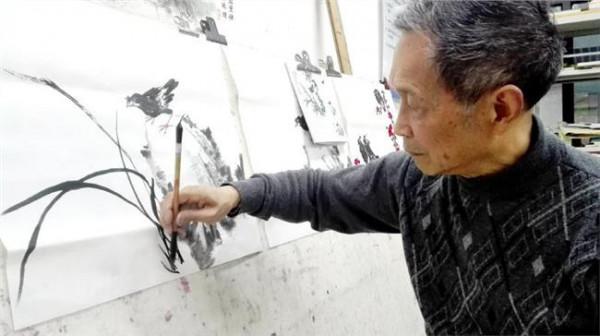 >成都画家邓小林 成都:社区有位大画家 十二年免费教居民书画